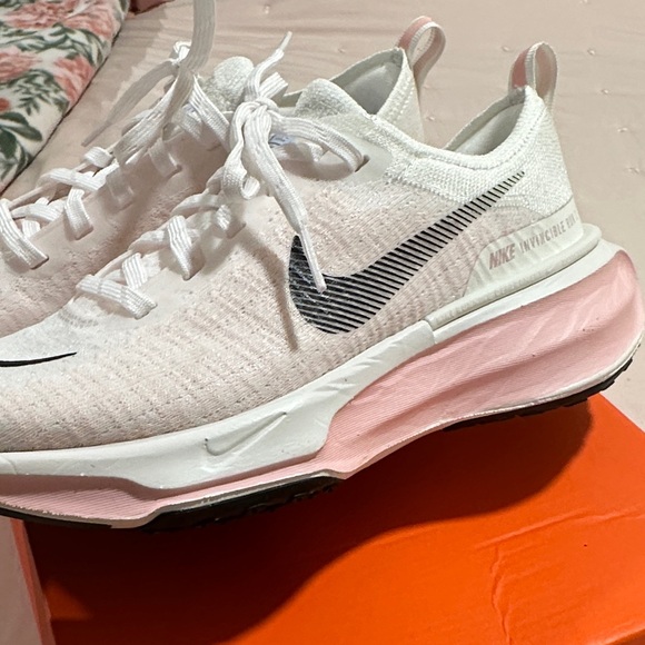 Nike Zoomx Invincible Run 3 Women's White and Pink running Shoes - Picture 6 of 7